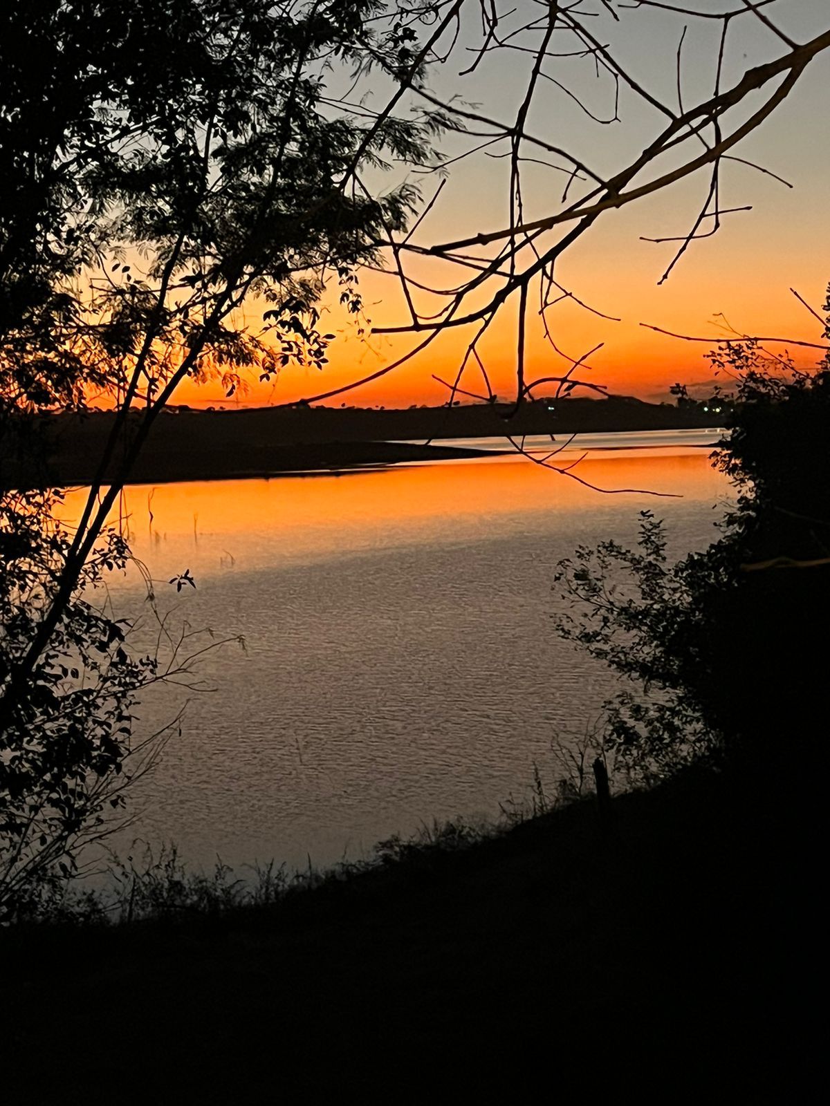 🌅 Aconchego Exclusivo à Beira da Represa de Emborcação - Cascalho Rico, MG! 🏡